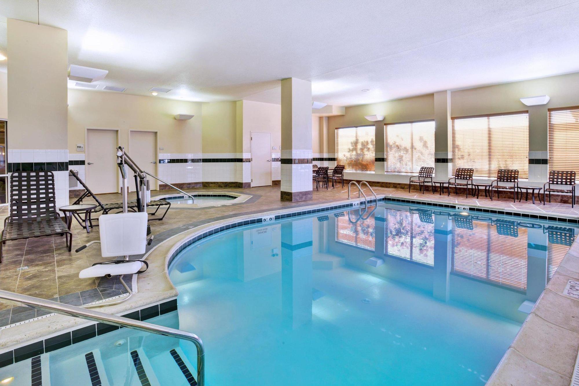 Hilton Garden Inn Chicago/Midway Airport Bedford Park Exterior photo